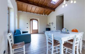 Uma área de estar em Nice Apartment In Borgo A Mozzano