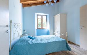 Uma cama ou camas num quarto em Nice Apartment In Borgo A Mozzano