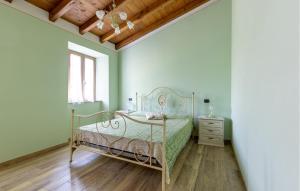 Uma cama ou camas num quarto em Nice Apartment In Borgo A Mozzano