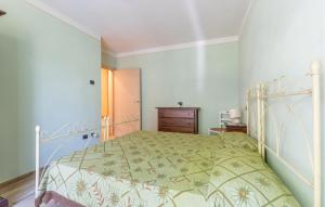 Uma cama ou camas num quarto em Nice Apartment In Borgo A Mozzano