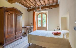 Uma cama ou camas num quarto em Nice Apartment In Borgo A Mozzano