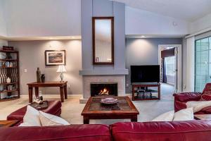 Una sala de estar con un sofá y una chimenea. en The Golden Bear Retreat 1222-3, en Sampson 34 fotos más