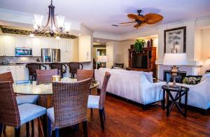 3BR 3BA with Golf Course View from screened lanai 1226的休息区