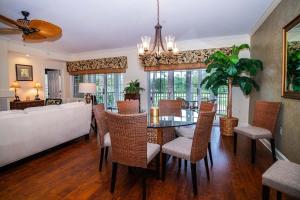 3BR 3BA with Golf Course View from screened lanai 1226的休息区