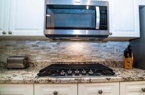 3BR 3BA with Golf Course View from screened lanai 1226的厨房或小厨房