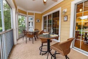 3BR 3BA with Golf Course View from screened lanai 1226的阳台或露台