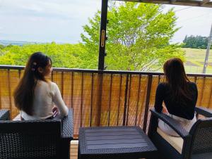 Shiraito Garden A Private Retreat Near Shiraito Falls with Mt Fuji Views的阳台或露台