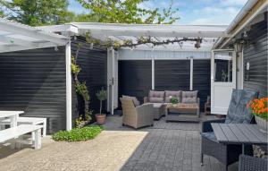 un patio con mobili e un pergolato bianco di 2 Bedroom Cozy Home In Frederiksværk a Frederiksværk