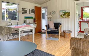 un soggiorno con tavolo e sedie di 2 Bedroom Cozy Home In Frederiksværk a Frederiksværk