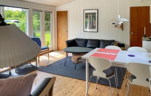 un soggiorno con un tavolo e un divano di 2 Bedroom Cozy Home In Frederiksværk a Frederiksværk