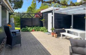 patio con tavolo bianco e panca di 2 Bedroom Cozy Home In Frederiksværk a Frederiksværk Altre 10 foto