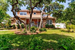 Κήπος έξω από το 4-bdrm Pool House Paradise 1 block to beach with salt water pool and hot tub