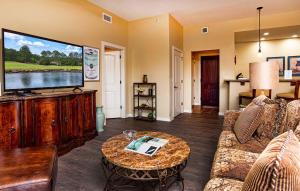 un salon avec un canapé et une télévision dans l'établissement 2BR - Luxury vinyl floors - Pool - hot tub - 4304, à Saint Augustine