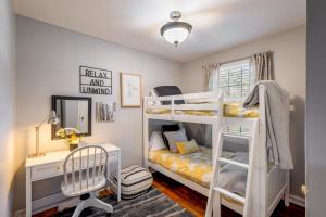 Ένα ή περισσότερα κρεβάτια σε δωμάτιο στο Charming 4BR Home with Spacious Backyard