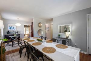 Χώρος καθιστικού στο Charming 4BR Home with Spacious Backyard +60 φωτογραφίες