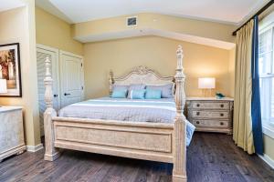 une chambre avec un grand lit avec des oreillers bleus dans l'établissement 2BR - Luxury vinyl floors - Pool - hot tub - 4304, à Saint Augustine 35 autres photos