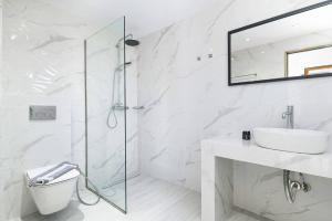 Ένα μπάνιο στο Villa Maya by Villa Plus +18 φωτογραφίες