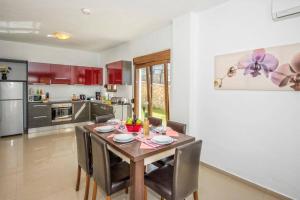 Η κουζίνα ή μικρή κουζίνα στο Villa Maya by Villa Plus