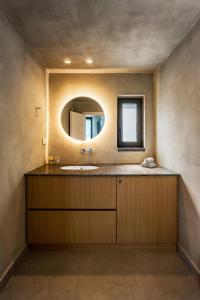 Fotografie z fotogalerie ubytování Villa Kamelia with pool v destinaci Goúrnai