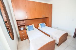 Cama o camas de una habitación en The Waves Apartment Marsaxlokk