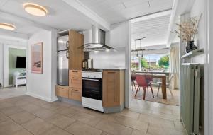 4 Bedroom Stunning Home In Hemmeにあるキッチンまたは簡易キッチン