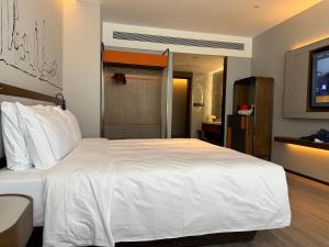 Llit o llits en una habitació de UrCove By Hyatt Guangzhou Huadu Baiyun International Airport