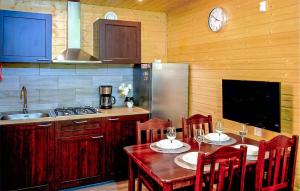 Η κουζίνα ή μικρή κουζίνα στο Stunning Home In Mielenko With Wifi