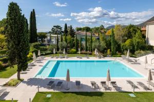 托斯科拉诺-马德尔诺Corte Fasanella appartamento Lillà的度假村游泳池的图片