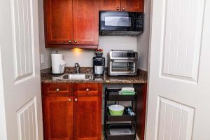 Afbeelding uit fotogalerij van 5208-LP King Suite with Kitchenette & Pool views in St. Augustine