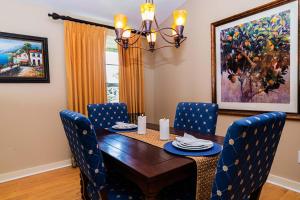 comedor con mesa de madera y sillas azules en 5322-1P Top Floor 1 BR overlooks pool courtyard -, en St. Augustine