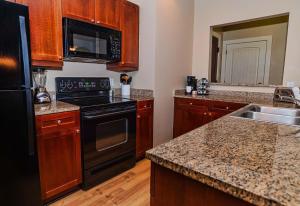 cocina con fogones negros y fregadero en 5322-1P Top Floor 1 BR overlooks pool courtyard -, en St. Augustine 30 fotos más