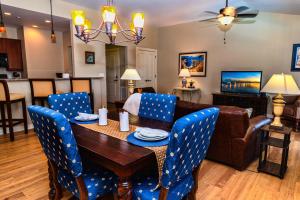 una sala de estar con una mesa y un sofá en 5322-1P Top Floor 1 BR overlooks pool courtyard -, en St. Augustine