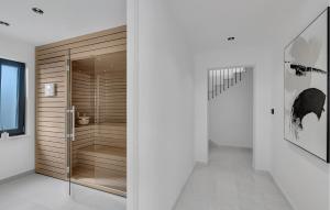 Un pasillo con una puerta de madera en una casa. en Villa Ines, en Makarska 45 fotos más