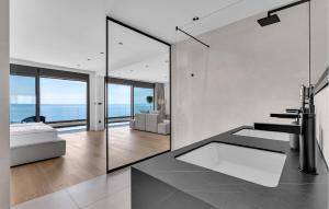 Un dormitorio con una cama y vista al mar. en Villa Ines, en Makarska