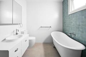 Un baño con bañera, inodoro y lavabo. en Geelong West Gem, en Geelong West