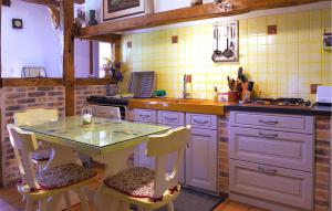 Kuchyňa alebo kuchynka v ubytovaní Nice Home In Selles-Sur-Cher With Wifi