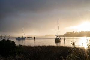 斯特拉恩Risby Cove Boutique Hotel的一群坐在水中的船