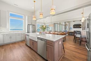 Η κουζίνα ή μικρή κουζίνα στο Skydance 10 Bedroom Oceanfront Home at Hatteras Island Reserve