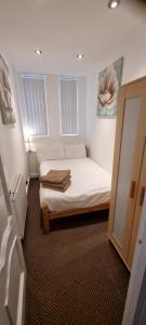 Postel nebo postele na pokoji v ubytování No 7 AT SANDRINGHAM - 1 BED NEAR SEFTON PARK AND LARK LANE