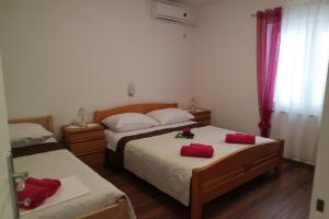 Postel nebo postele na pokoji v ubytování Apartments Jadranka