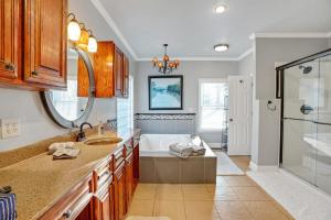 Ένα μπάνιο στο Lakefront Luxury: Dock Fire Pit Game Room More +23 φωτογραφίες