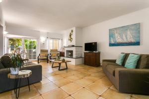 Televízia a/alebo spoločenská miestnosť v ubytovaní Villa Capri Crete by Villa Plus