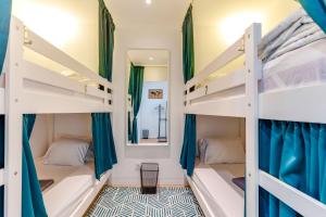 Postel nebo postele na pokoji v ubytování Cozy Nest