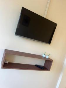 ein Flachbildfernseher, der an einer Wand hängt in der Unterkunft Orla Flats - Apartamento 01 in Bragança