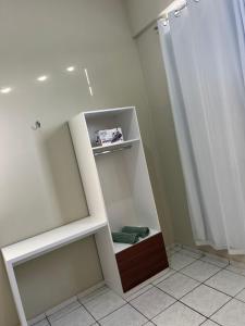 ein Badezimmer mit einem Handtuchhalter und einem Waschbecken in der Unterkunft Orla Flats - Apartamento 01 in Bragança