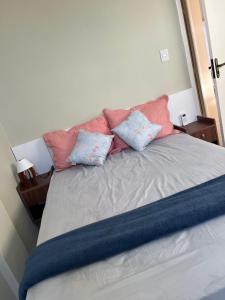 ein Bett mit vier Kissen darüber in der Unterkunft Orla Flats - Apartamento 01 in Bragança
