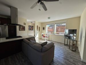 a living room with a couch and a kitchen at Family Comfy Kid Family Pet-Friendly Home Near Everything in Issaquah