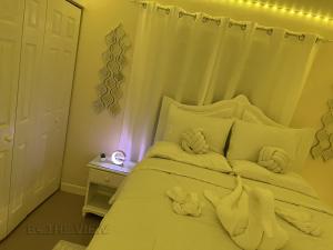 Tempat tidur dalam kamar di B4 The View