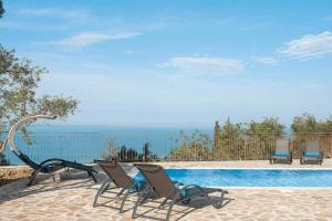 The swimming pool at or close to Villa Aloni