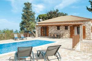 The swimming pool at or close to Villa Aloni